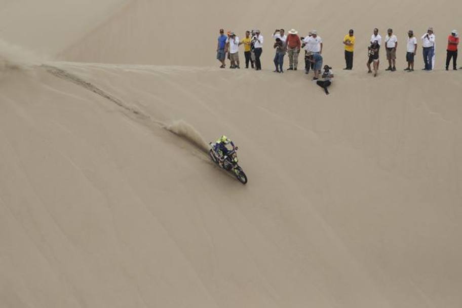 La Dakar 2019 si corre interamente in Perù e su un tracciato quasi interamente nel deserto. Ecco alcuni spettacolari passaggi della gara tra le dune. Ap 